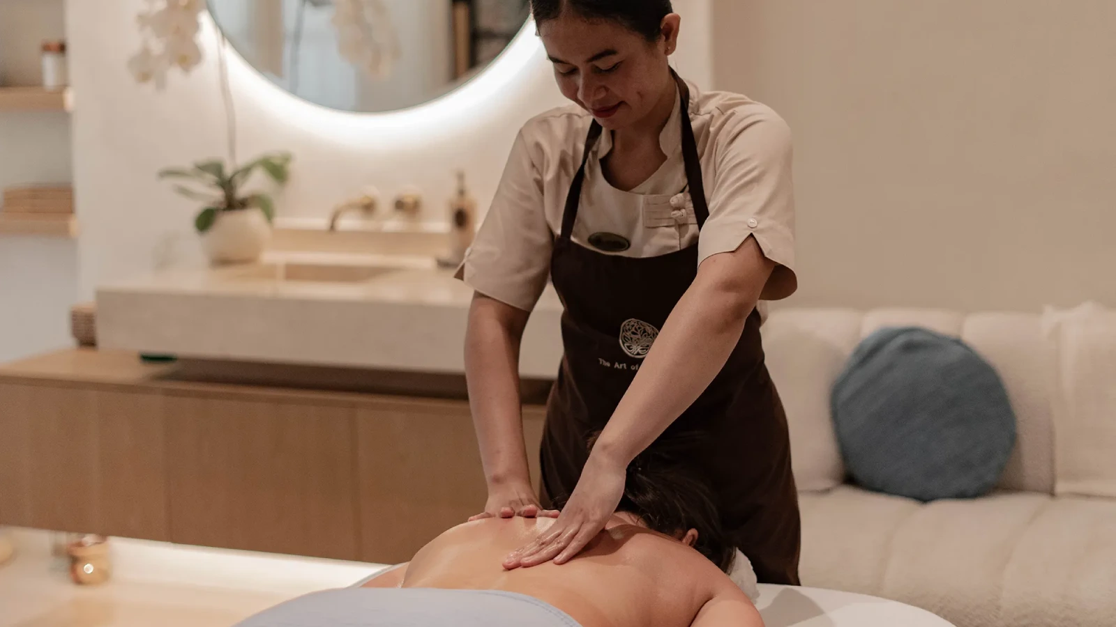 Body massage treatment by professional therapist at Jaens Spa Ubud
